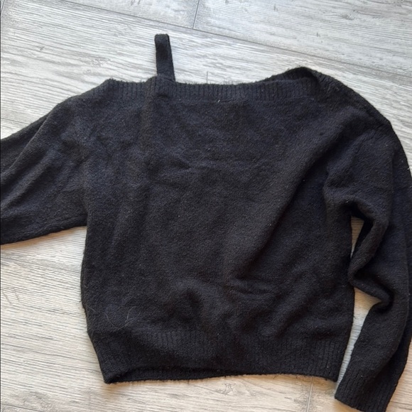 H&M Black Off-the-Shoulder Sweater Knit Texture - Picture 3 of 3
